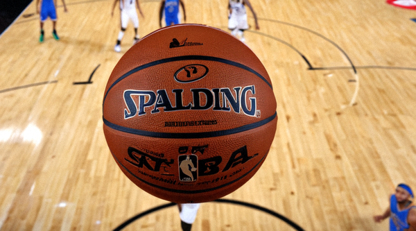 NBA常规赛中球员持球突破上篮的比赛画面