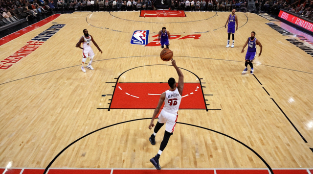 NBA比赛现场球员在三分线外出手投篮的瞬间